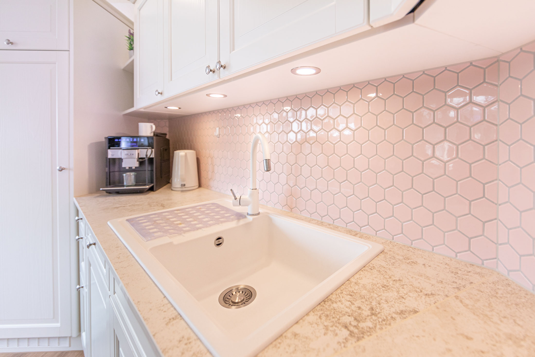 Weisse Landhausküche mit Feinsteinabdeckung