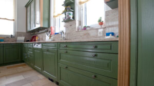 Landhausküche grün in Eiche