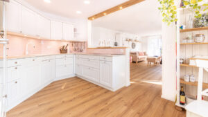 Landhausküche weiss