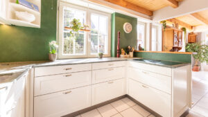 Landhausküche weiss und grün
