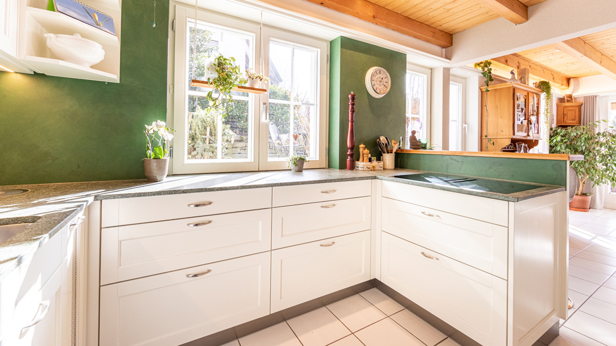 Landhausküche weiss und grün