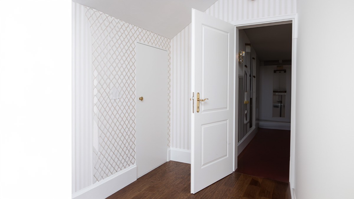 Renovation mit weisser Landhaustüre