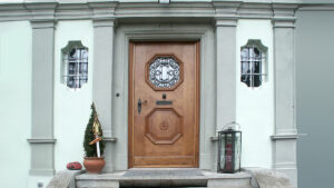Renovation Landhaustüre mit Schnitzereien