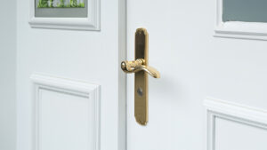 Stilgerechte Beschläge zur renovierten Landhaustüre