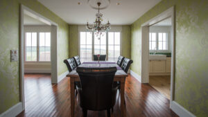 Renoviertes Esszimmer im Landhausstil