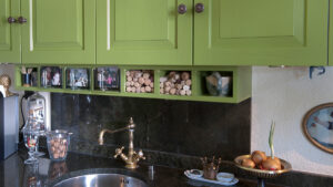 Landhauskueche. Schrank mit traditionellen Glashütten