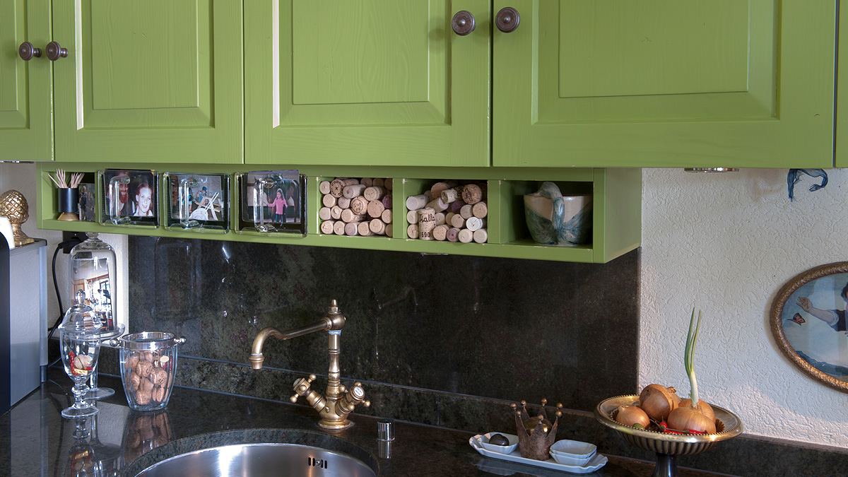 Landhauskueche. Schrank mit traditionellen Glashütten