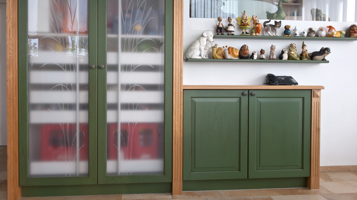 Schrank für Landhausküche mit geätzter Glasvitrine