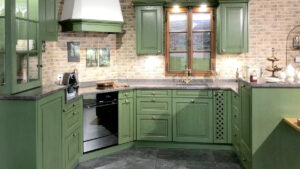 Landhausküche grün mit traditionellem Dampfabzug