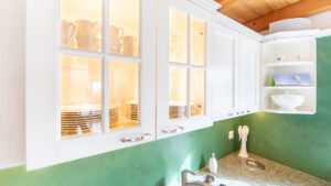 Landhausküche mit Hängeschrank mit Glasvitrine