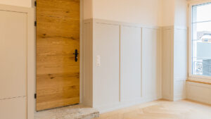 Renovation Wohnraum im Landhausstil mit Massivholztüre
