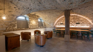 Landhaus-Möbel in altem Keller