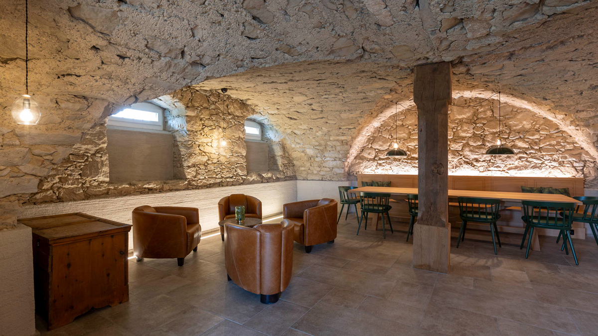 Landhaus-Möbel in altem Keller