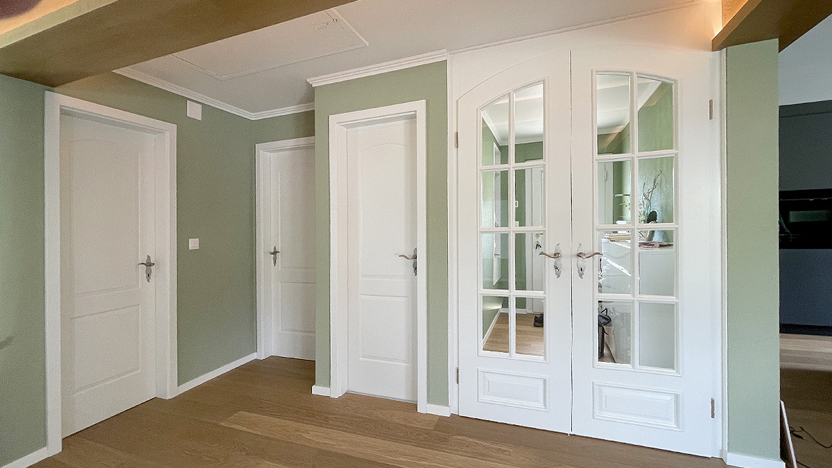 Wohnzimmer mit Landhaustüren in Mint