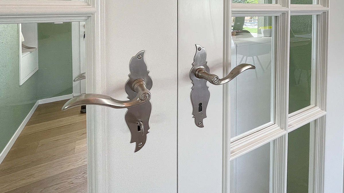 Beschläge und Glasfront für Wohnzimmer im Landhausstil