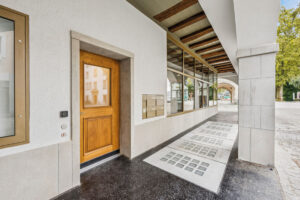 Stilgerechte Eingangstüre neu. Alstadthaus Bremgarten.