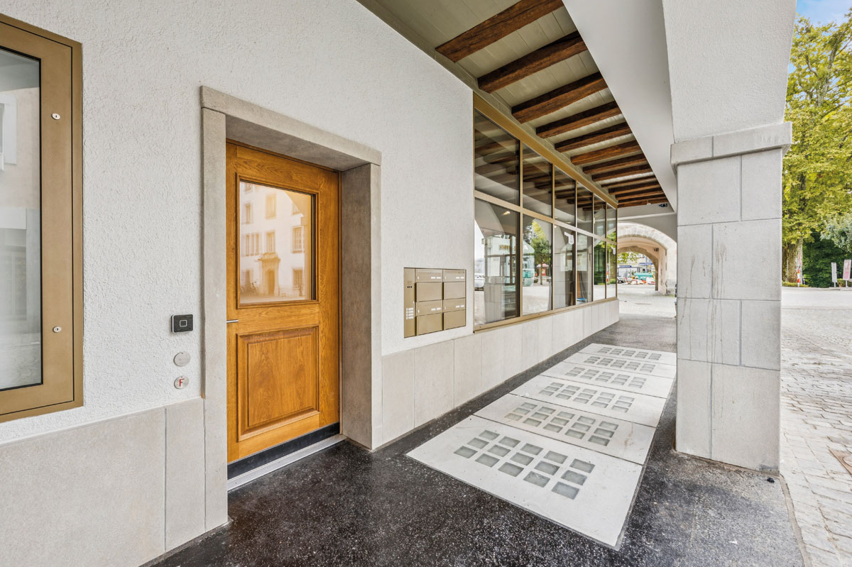 Stilgerechte Eingangstüre neu. Alstadthaus Bremgarten.