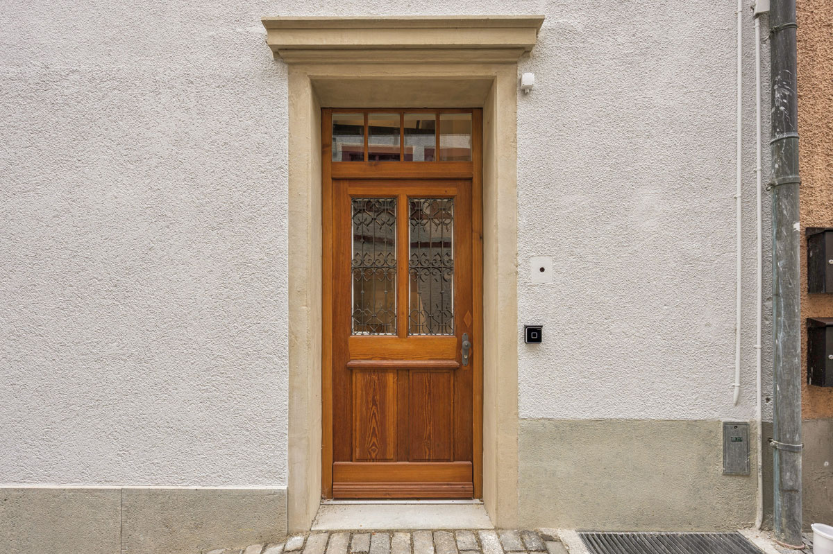 Sanierung einer alten Türe in der Alststadt in Bremgarten