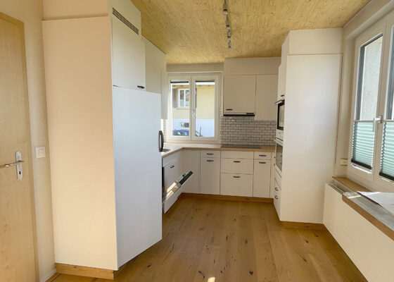 Küche vor der Renovation mit engen Plätzverhältnissen und veraltetem Design