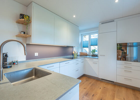 Renovierte Küche. Räume sind optimiert. Hochwertige, moderen Materialisierung