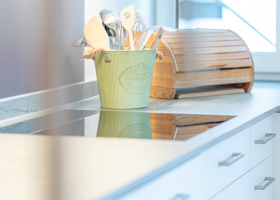 Wertige Steinabdeckung für die renovierte Küche