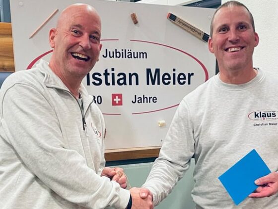 Leo Klaus gratuliert Christian Meier zum 30-Jährigen Jubiläum