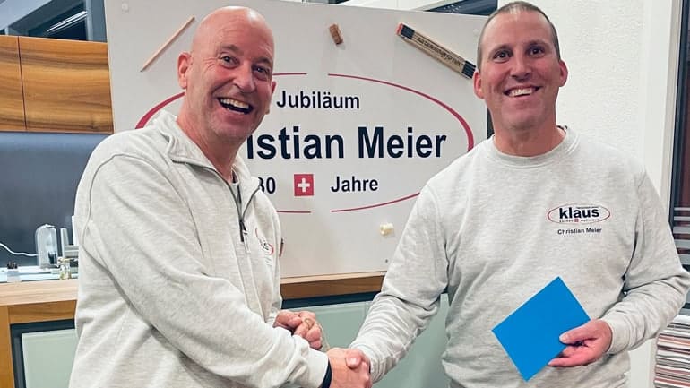 Leo Klaus gratuliert Christian Meier zum 30-Jährigen Jubiläum