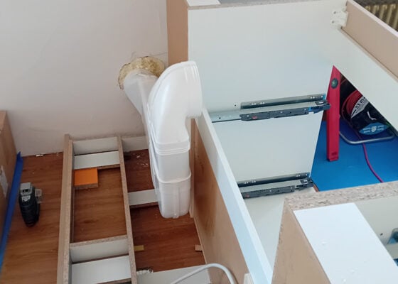 Monrtage Abluftkanal für Induktionsherd bei Landhausküche