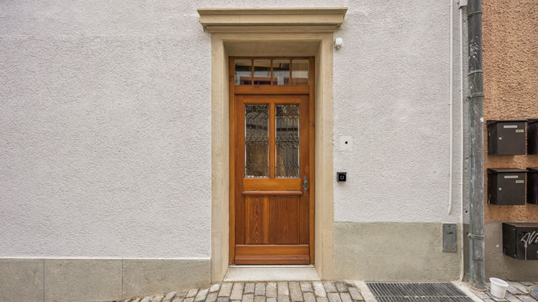 Renovierte historische Eingangstür unter Denkmalschutz