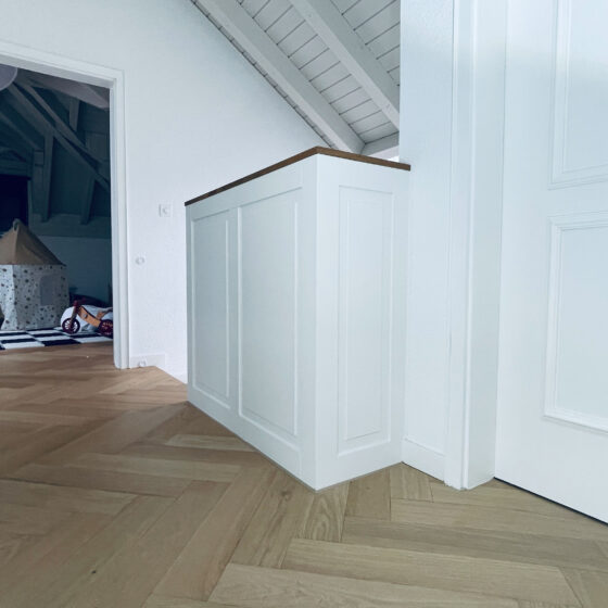 Türen und Geländer im Landhausstil. Materialien passend zum neuen Parkettboden