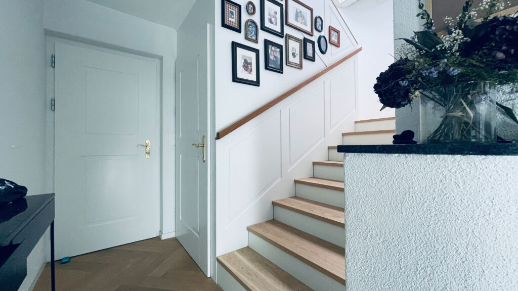 Wohnliches Treppenhaus im Landhausstil