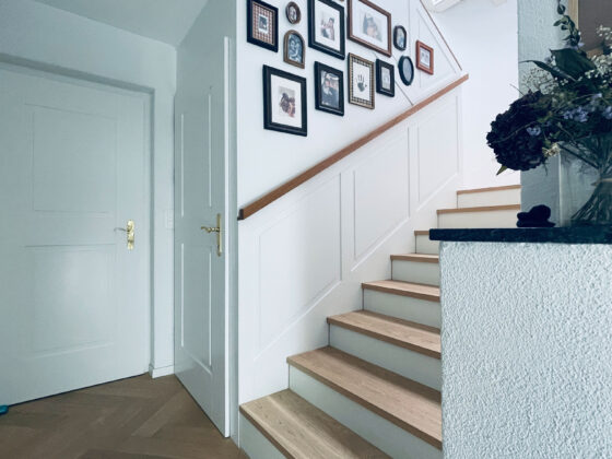 Wohnliches Treppenhaus im Landhausstil