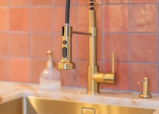 Landhausküche mit professioneller Spühlbrause